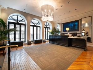uma grande sala de estar com um lustre em Holiday Inn Express Chicago - Magnificent Mile, an IHG Hotel em Chicago