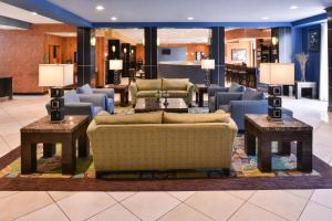 um lobby com sofás e mesas num hotel em Holiday Inn Fort Worth North- Fossil Creek, an IHG Hotel em Fort Worth