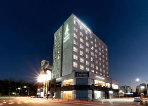 天安市The Mains Hotel的一座前面有标志的高楼