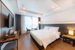 The Mains Hotel的电视和/或娱乐中心