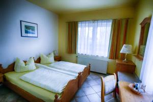 Postel nebo postele na pokoji v ubytování Hotel Rosengarten Leipzig-Naunhof
