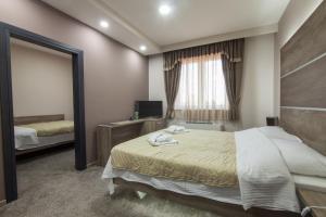 Postel nebo postele na pokoji v ubytování Hotel Intergaj Bijeljina
