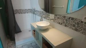 bagno con lavandino bianco e doccia di L'Esperluette en Camargue a Uchaud