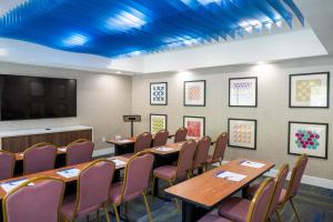 Restaurant o un lloc per menjar a Holiday Inn Express & Suites - Lake Forest, an IHG Hotel