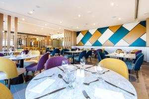Reštaurácia alebo iné gastronomické zariadenie v ubytovaní Premier Inn Dubai Dragon Mart
