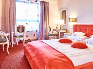 a hotel room with a large bed and a window at Continental Forum Tirgu Mures in Târgu-Mureş