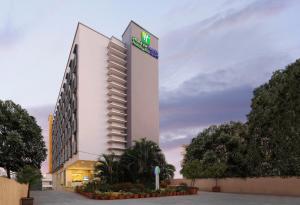 una representación de un hotel con un edificio en Holiday Inn Express Pune Hinjewadi, an IHG Hotel, en Pune