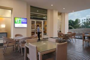 TV a/nebo společenská místnost v ubytování Holiday Inn Express Pune Hinjewadi by IHG