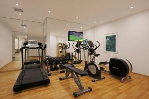 Fitness centrum a/nebo fitness zařízení v ubytování Holiday Inn Express Pune Hinjewadi by IHG