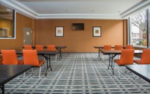 A restaurant or other place to eat at Holiday Inn Express - Springfield Downtown, an IHG Hotel