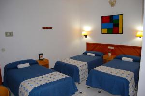 Postel nebo postele na pokoji v ubytování Hostal Ca'n Tiu