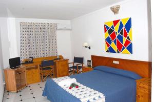 Postel nebo postele na pokoji v ubytování Hostal Ca'n Tiu