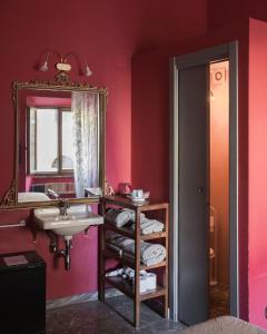 a bathroom with a sink and a mirror at Vedetta Townhouse - camere e appartamenti nel centro storico by Be Vedetta in Scarlino