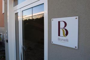ein Schild an der Tür eines Gebäudes in der Unterkunft Residence Bonelli in Grassano