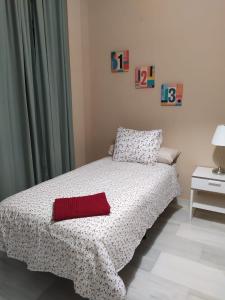 a bedroom with a bed with a white comforter at CENTRICO Y LUMINOSO CON 2 DORMITORIOS. A/C + WIFI in Seville