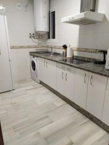 a kitchen with a sink and a washing machine at CENTRICO Y LUMINOSO CON 2 DORMITORIOS. A/C + WIFI in Seville