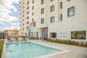 Swimming pool sa o malapit sa Staybridge Suites - Saltillo, an IHG Hotel