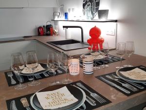 un bancone della cucina con bicchieri da vino e tovaglioli sopra di Superbe T2 avec vue mer à 2 min du centre ville (52m2) a Le Touquet-Paris-Plage Altre 6 foto