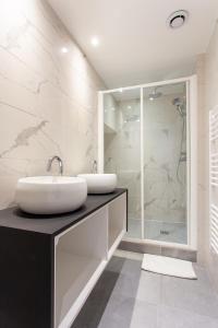 La salle de bains est pourvue de 2 lavabos et d'une douche. dans l'établissement CMG Reuilly- Diderot / Hôpital Saint-Antoine, à Paris