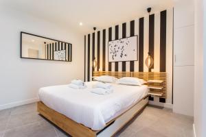 ein Schlafzimmer mit einem Bett mit zwei Handtüchern darauf in der Unterkunft CMG Reuilly- Diderot / Hôpital Saint-Antoine in Paris