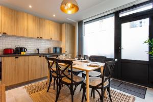 eine Küche und ein Esszimmer mit einem Tisch und Stühlen in der Unterkunft CMG Reuilly- Diderot / Hôpital Saint-Antoine in Paris