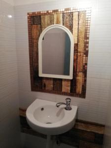 une salle de bain avec un lavabo et un miroir dans l'établissement Casa Marina- Flic en Flac - Beach is right in front of the Villa-Just cross the road, à Flic-en-Flac