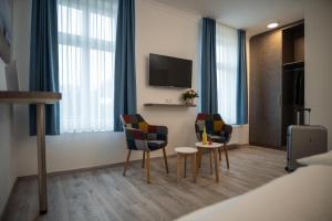 TV a/nebo společenská místnost v ubytování Hotel Hanseat Stralsund