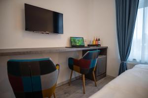 TV a/nebo společenská místnost v ubytování Hotel Hanseat Stralsund