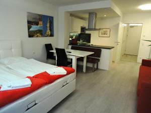 クラーゲンフルトにある101 Athen, Studio Apartment, 38m2 1-4 Persのベッドとテーブルとキッチンのある寝室