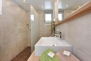 Un baño con lavabo blanco y ducha. en Appartement Fiel, en Sankt Gallenkirch 22 fotos más