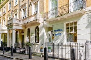 伦敦公园大道上将酒店的前面有围栏的建筑物