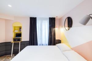 ein Hotelzimmer mit einem Bett und einem Schreibtisch in der Unterkunft ibis Styles Paris Gare de l'Est TGV in Paris