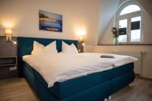 Postel nebo postele na pokoji v ubytování Hotel Hanseat Stralsund