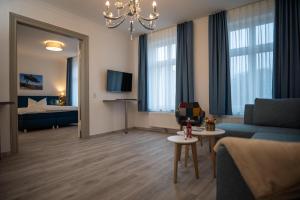 TV a/nebo společenská místnost v ubytování Hotel Hanseat Stralsund
