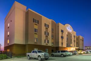 un hotel con coches estacionados en un estacionamiento en Candlewood Suites Abilene, an IHG Hotel, en Abilene