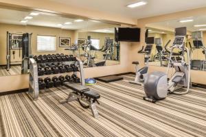 een fitnessruimte met loopbanden en fitnessapparatuur bij Candlewood Suites Abilene, an IHG Hotel in Abilene