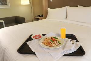 เตียงในห้องที่ Holiday Inn - Ciudad Juarez, an IHG Hotel