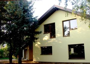 dom z oknami na boku w obiekcie Studio by the Lake Kaunas w Kownie