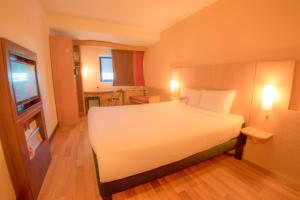 a bedroom with a large white bed in a room at ibis Alger Aéroport in Alger