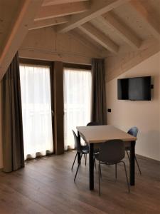 Televízia a/alebo spoločenská miestnosť v ubytovaní MOUNTAIN RESORT Appartamenti