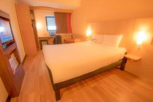 a bedroom with a large white bed in a room at ibis Alger Aéroport in Alger