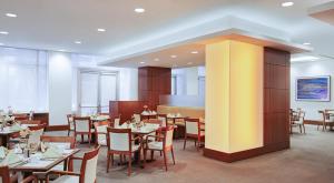 A restaurant or other place to eat at InterContinental Suites Hotel Cleveland, an IHG Hotel
