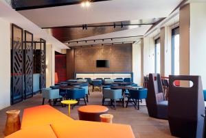 a restaurant with tables and chairs in a room at Holiday Inn Express Adelaide City Centre, an IHG Hotel in Adelaide