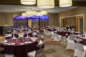 una sala de banquetes con mesas y sillas blancas en Holiday Inn Charlotte University, an IHG Hotel, en Charlotte