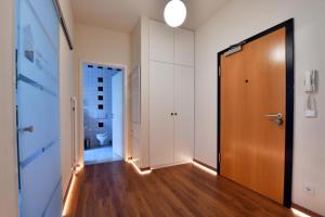a hallway with a wooden door and a bathroom at Apartment Nürnberg Like Home in Nuremberg