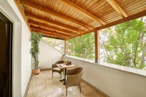 een balkon met een tafel, stoelen en een raam bij Halifaks Hotel in Istanbul