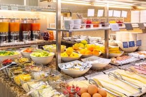 ein Buffet mit vielen verschiedenen Arten von Speisen vorhanden in der Unterkunft Hotel Continental in Brünn