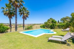Bazén v ubytovaní Villa Golf Sanlucar alebo v jeho blízkosti