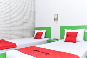 A bed or beds in a room at RedDoorz near Hartono Mall