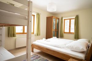 Postel nebo postele na pokoji v ubytování Lake View Lodges by we rent, SUMMERCARD INCLUDED